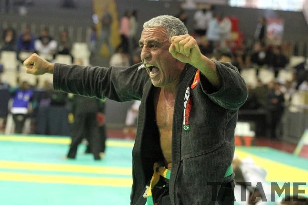 Mestre Helvecio Penna lutando